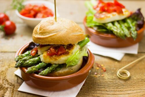 Veggie burger met asperges