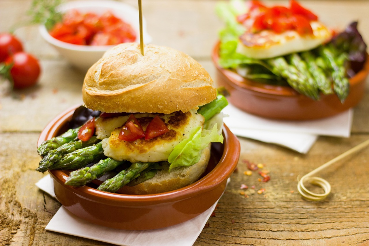 Veggie burger met asperges